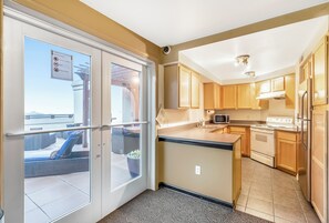 冷蔵庫、電子レンジ、オーブン、コンロ