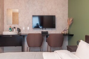 1 bedroom, desk, free WiFi, bed sheets - 1 queen bed with private shower toilet superior / Abuta-gun Hokkaidō (Abuta-gun)