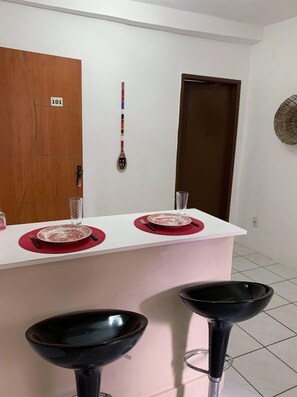 Basic Double or Twin Room, 1 Double Bed | In-room dining - Oxe Rooms (Salvador)