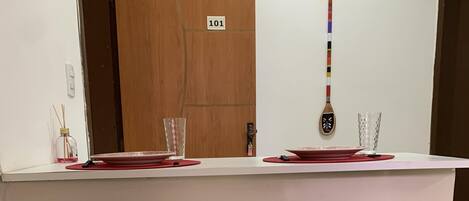 Quarto casal ou duplo básico, 1 cama de casal | Opções para refeição no quarto