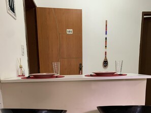 Dobbelt- eller tomannsrom – basic, 1 dobbeltseng | Spiseområde på rommet