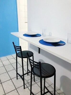 Habitación básica con 1 cama doble o 2 individuales, 1 cama doble | Servicio de comidas en la habitación