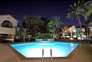 Alberca al aire libre y alberca climatizada