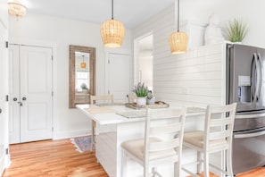 Dining - Modern & Bright + Near Town + Play Ground Access + King Bed + Ping Pong (Asheville)