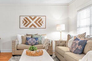 Smart-TV, Kamin, Tischtennisplatte