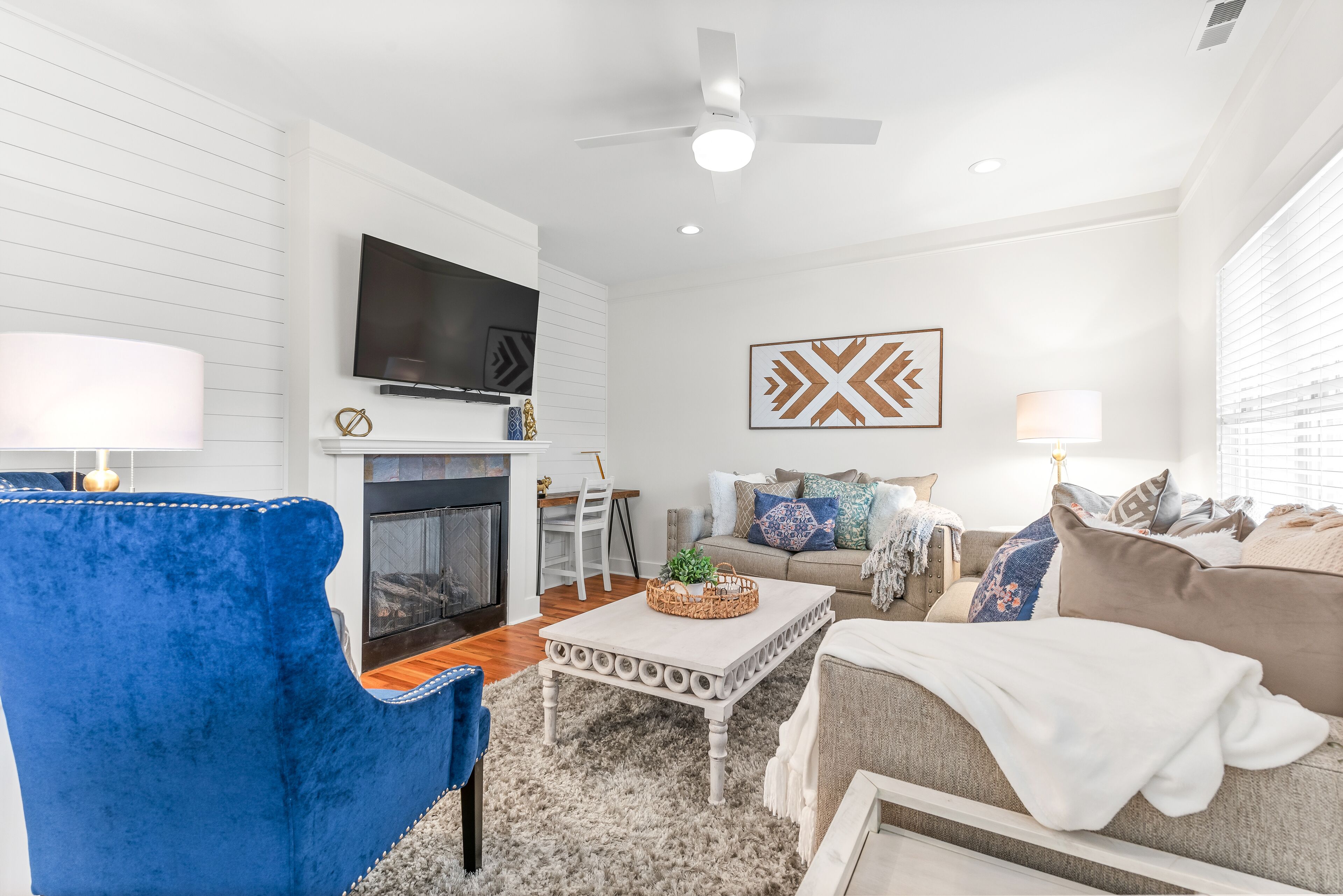 Smart-TV, Kamin, Tischtennisplatte