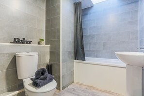 Bathroom - Comfy-stays - King Edward's (Morpeth)