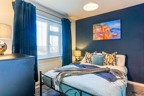 3 عدّة غرف نوم وسرير سفر