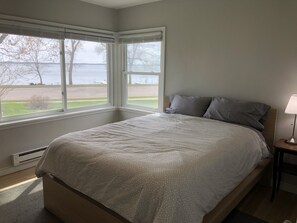 3 bedrooms, desk, iron/ironing board, travel cot