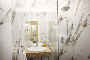 Ducha, secador de pelo, toallas