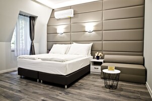 Caja de seguridad en la habitación, escritorio y cortinas blackout 