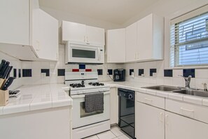 Microwave, dishwasher, coffee/tea maker, dining tables - 1720 Fairview 2KING/1BA Top Apt Duplex + Pets Ok! (Houston)