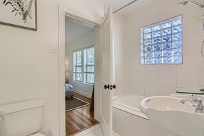 Shower - 1720 Fairview 2KING/1BA Top Apt Duplex + Pets Ok! (Houston)