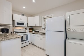 Microondas, lavavajillas, cafetera y tetera y comedor 