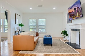 TV, table tennis - 1720 Fairview 2KING/1BA Top Apt Duplex + Pets Ok! (Houston)