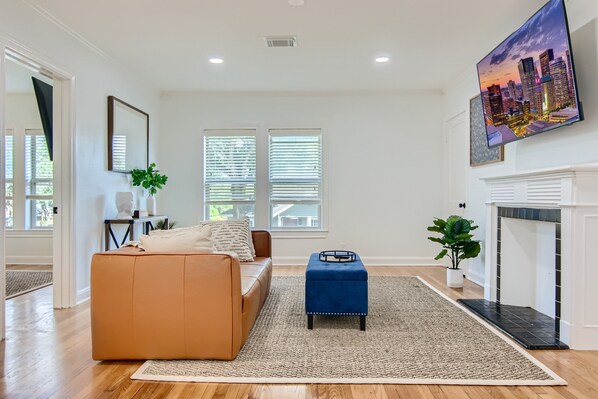 Téléviseur, table de ping-pong