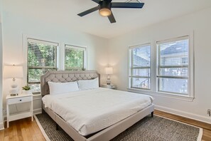 2 bedrooms, WiFi - 1720 Fairview 2KING/1BA Top Apt Duplex + Pets Ok! (Houston)