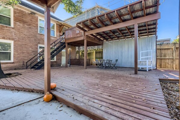 Terrace/patio - 1720 Fairview 2KING/1BA Top Apt Duplex + Pets Ok! (Houston)