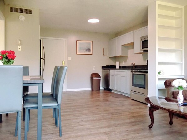 Dining - Downtown Apartment conveniently located to all! (Greensboro)