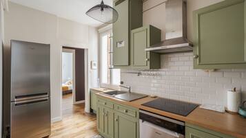 Réfrigérateur, micro-ondes, four, lave-vaisselle