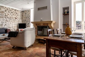 TV, fireplace - La Gleyzette - Charmante maison 2 chambres (Vogüé)
