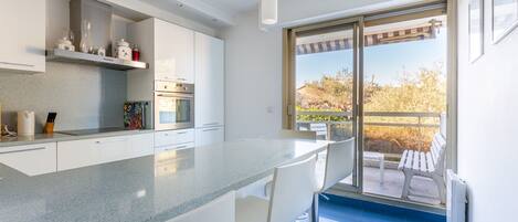 Refrigerador, microondas, horno, lavavajillas