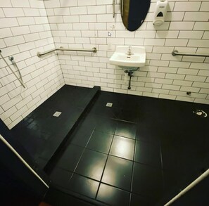 Room, 2 Twin Beds | Bathroom | Shower, hair dryer, towels - Hotel Hotel Hostel (Seattle)