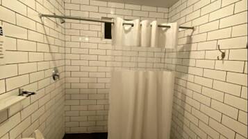 Quarto, 1 cama King | Banheiro | Chuveiro, secador de cabelo, toalhas de banho