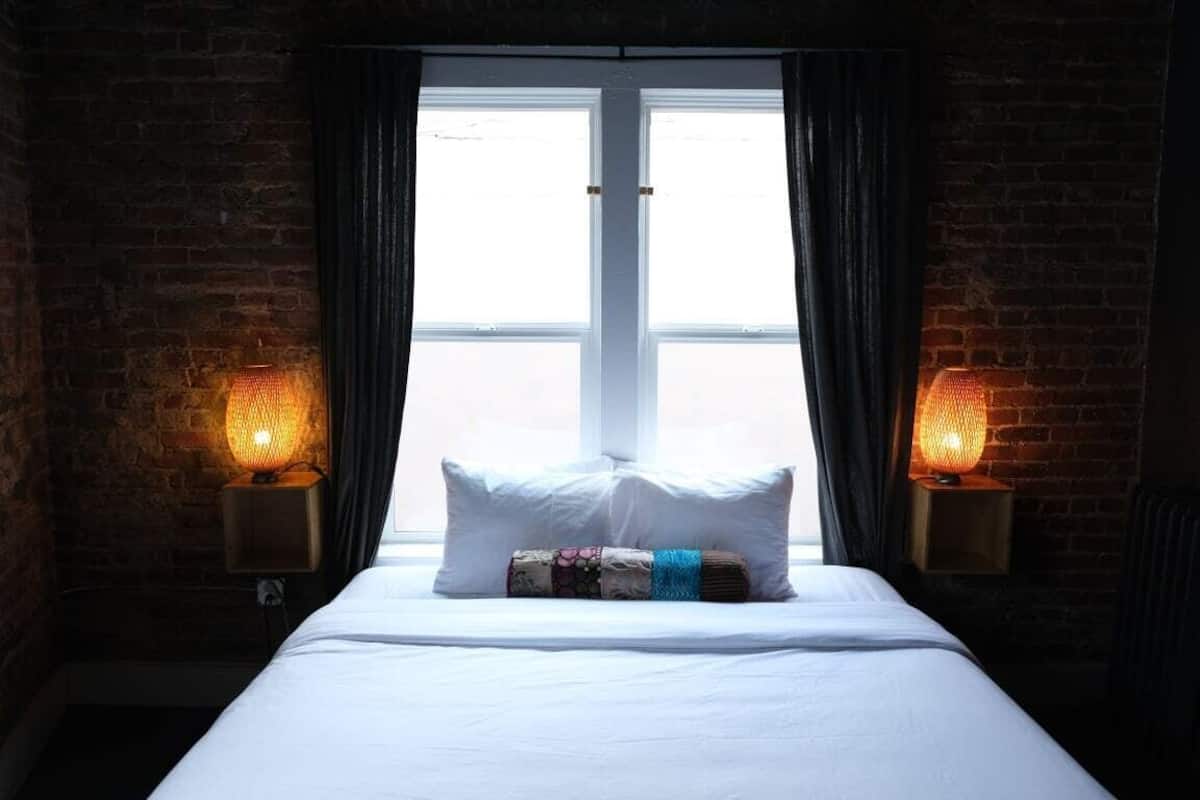 Zimmer, 1 King-Bett | Allergikerbettwaren, Bügeleisen/Bügelbrett, kostenloses WLAN, Bettwäsche