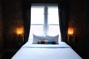 Habitación, 1 cama King size | Ropa de cama hipoalergénica y tabla de planchar con plancha 