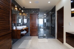 Douche, sèche-cheveux, serviettes fournies, savon