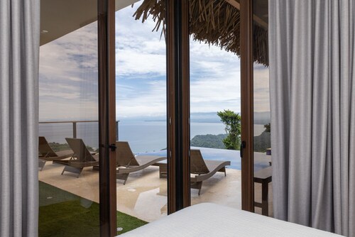 Private 4-bedroom Villa, Complimentary Chef, 24/7 Security