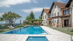 A swimming pool with lounge chairs, a pergola, and a view of the landscape. - SIBON Wine & Spa Resort Jeruzalem (Ljutomer)