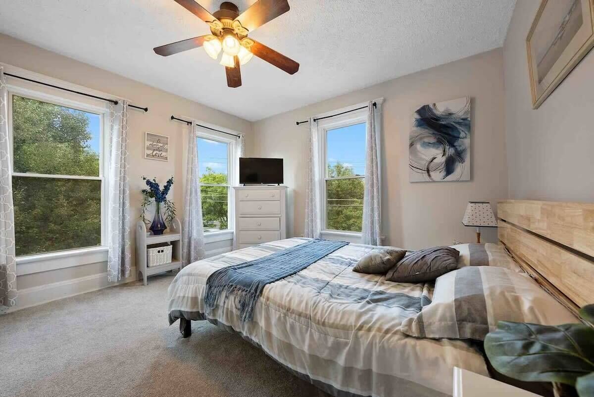 4 bedrooms, desk, iron/ironing board, WiFi