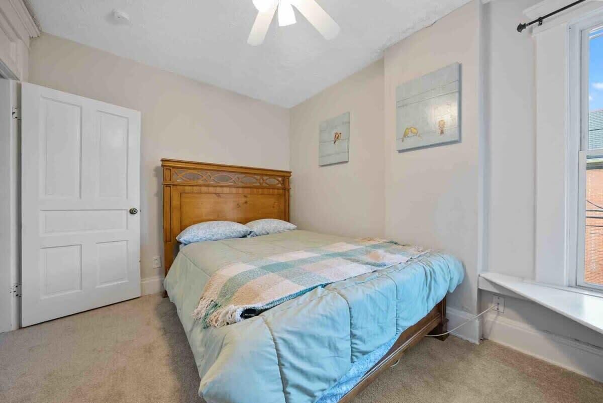 4 bedrooms, desk, iron/ironing board, WiFi