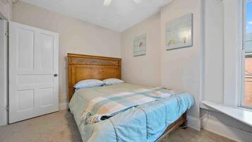4 bedrooms, desk, iron/ironing board, WiFi