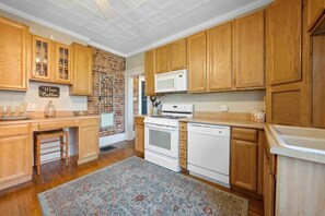 Fridge, microwave, oven, stovetop - The Village Townhouse - 3 Bedrooms w/ extra beds (Columbus)