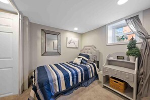 4 bedrooms, desk, iron/ironing board, WiFi - The Village Townhouse - 3 Bedrooms w/ extra beds (Columbus)