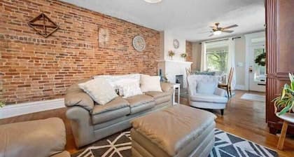 The Village Townhouse - 3 Bedrooms w/ extra beds