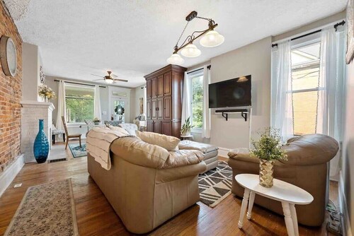 The Village Townhouse - 3 Bedrooms w/ extra beds