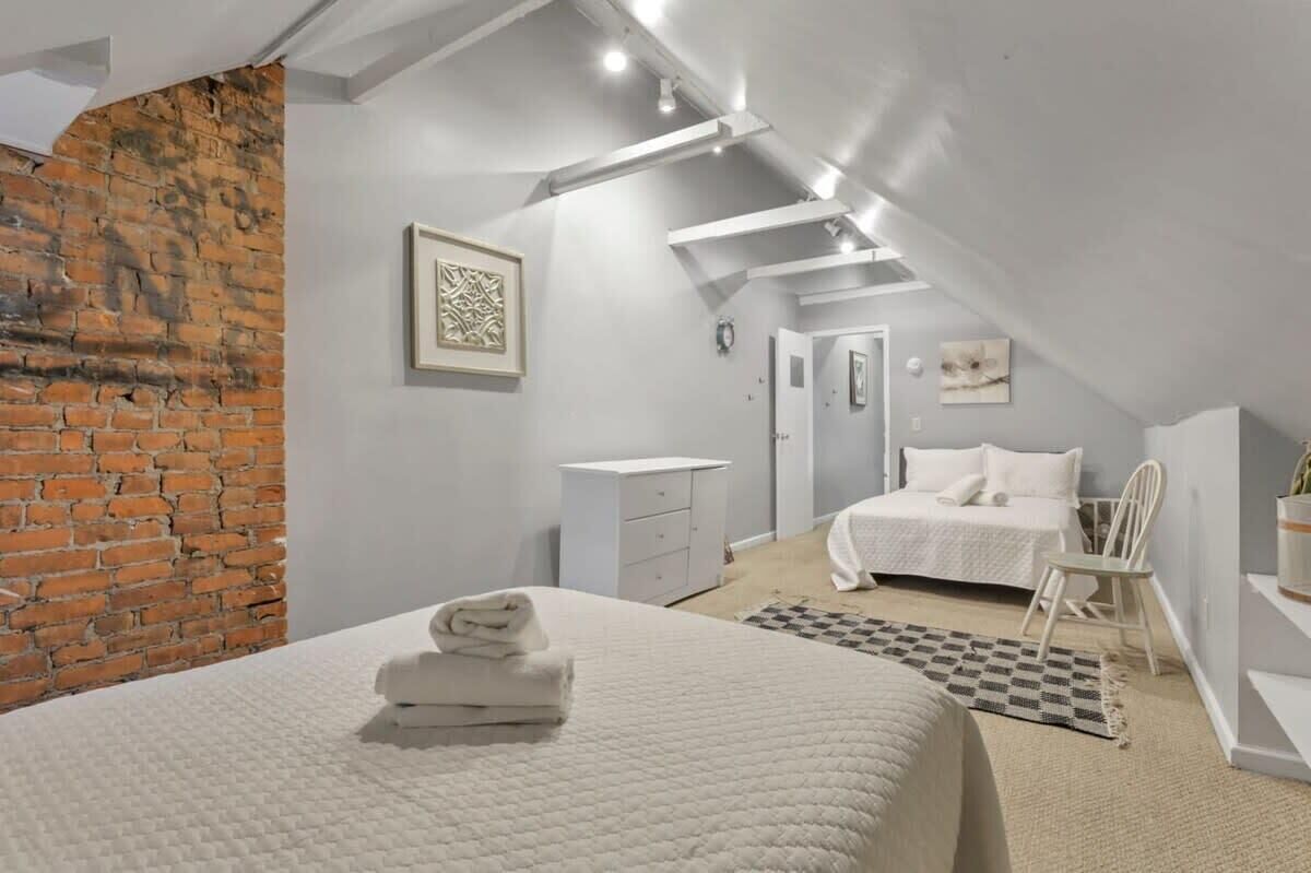 5 bedrooms, desk, iron/ironing board, WiFi
