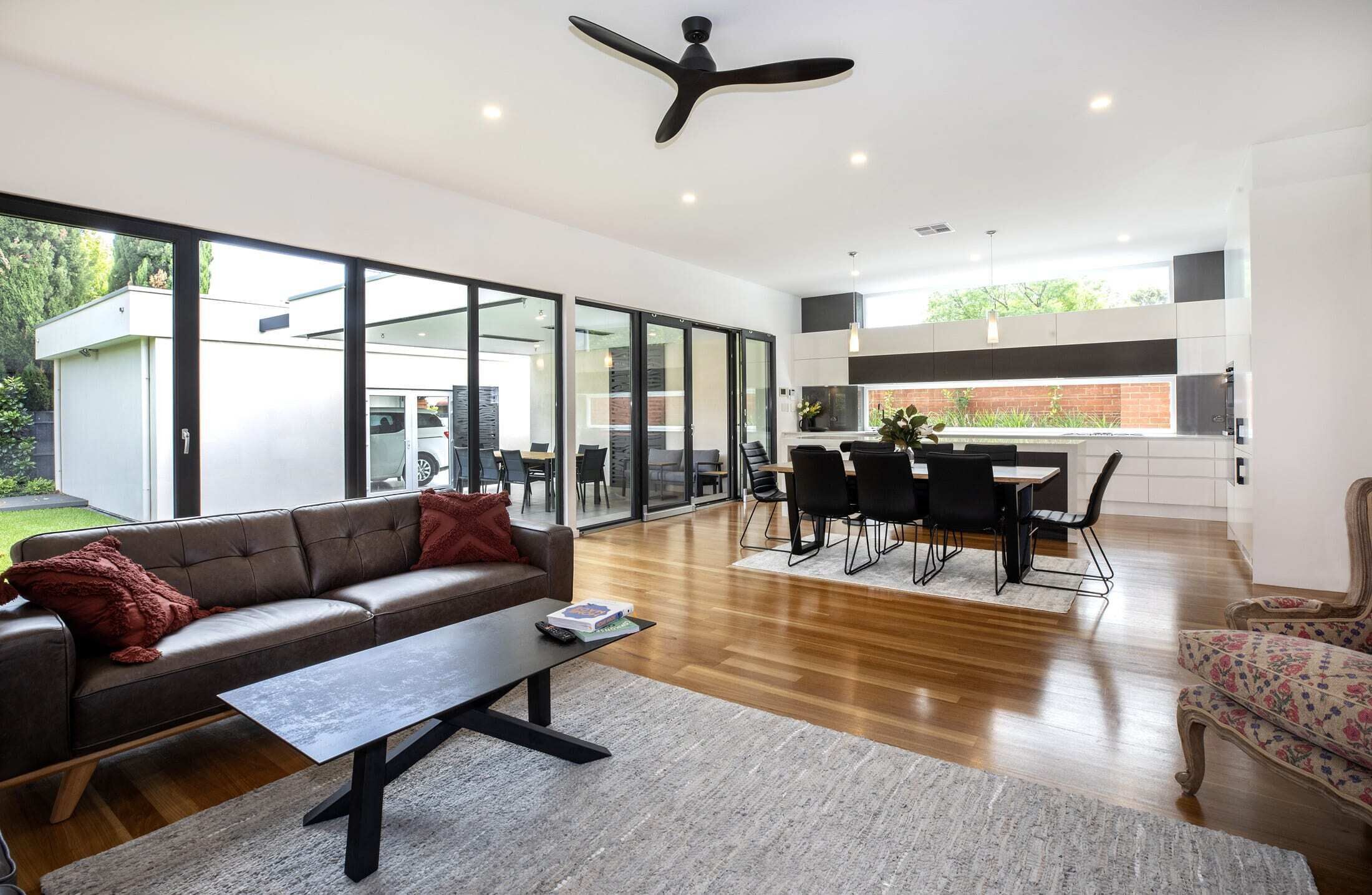 KINGS CORNER live like a king in style and luxury