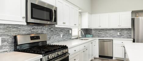 Frigorifero, microonde, forno, piano cottura