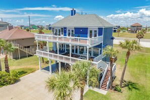 Exterior - 2nd Row Gulf views, 2 decks, Updated Private Beach House (Galveston)