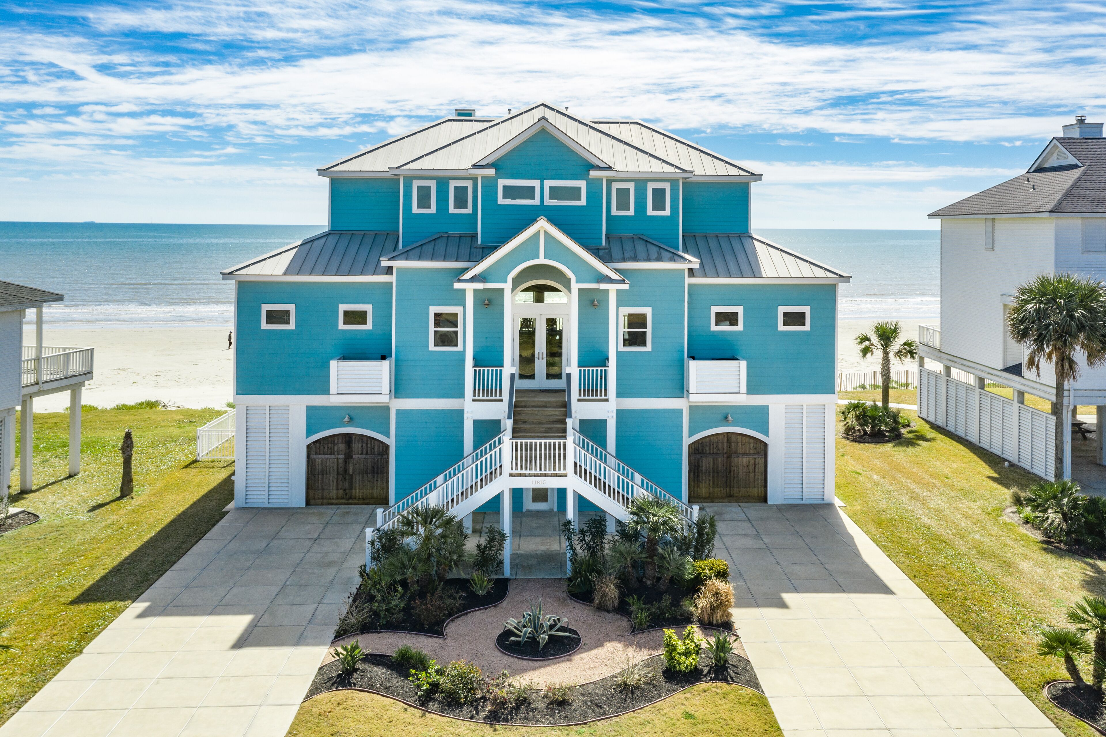 Big Beachfront Beauty! 2 Decks, 2 Living Rooms, Built 2018, Private Walkover
