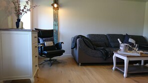 Smart TV, books - 2 combined vacation apartments for up to 7 people - separate use possible! (Ihlow)