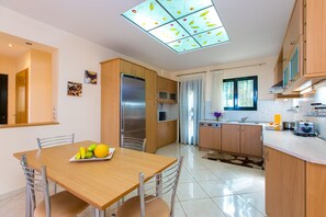 Fridge, oven, stovetop, coffee/tea maker