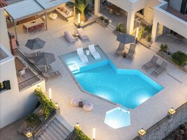 Una piscina al aire libre de temporada