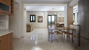 Villa, 3 Bedrooms with Shared Pool | Eget kjøkken | Kaffetrakter/tekoker, kjøleskap, ovn og kokeplater