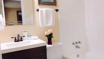 Duschwanne, Handtücher, Seife, Toilettenpapier